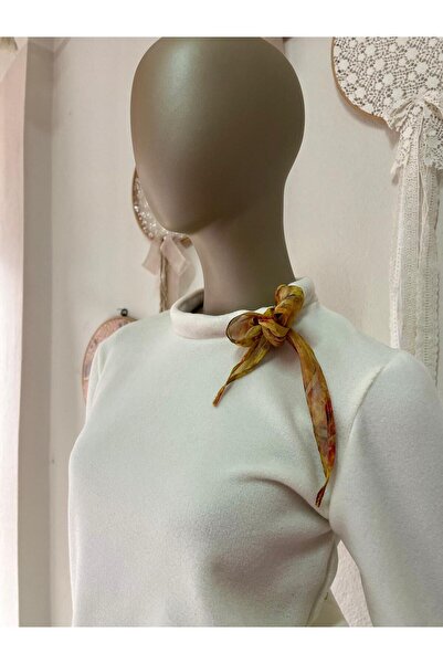 Eline Fiyonklu Beyaz Bluz