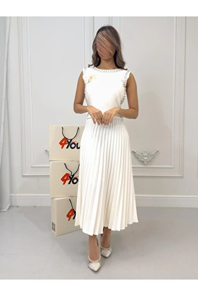 NO BRAND Elegant white midi dress with a pleated skirt and crystal details