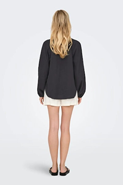 ONLY تي شيرت نسائي رمادي اللون برقبة على شكل حرف V وأكمام طويلة 15320016