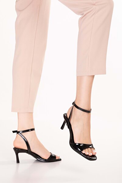 Gondol Елегантни дамски обувки с един ремък и висок ток, артикул № 610, черна...