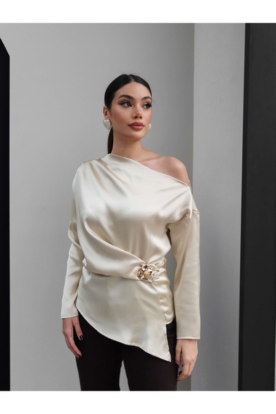 ESRAHELVACI Bluză din satin detaliu la cataramă cu umeri goi