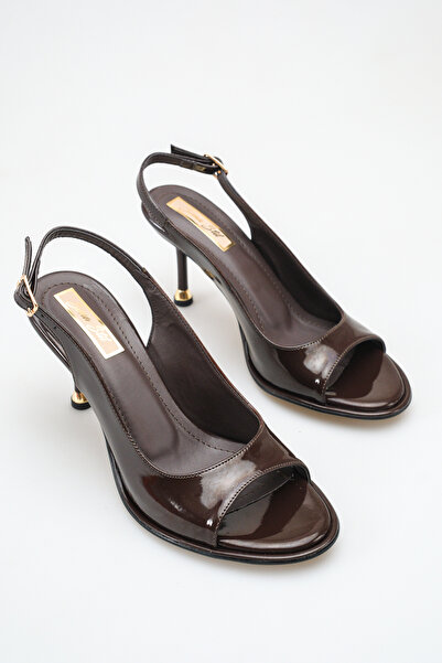 SENASTİL حذاء نسائي أنيق ذو كعب رفيع بتصميم خاص من الجلد اللامع باللون البني ...