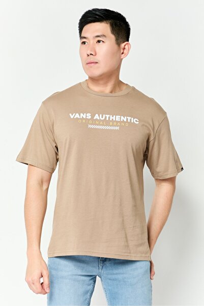 Vans تيشيرت رجالي بأكمام قصيرة ورقبة دائرية مطبوع عليه رسومات، لون بيج داكن