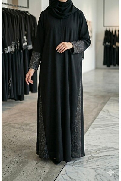 Omnia Ghosn Abaya, a luxurious black abaya with delicate side embroidery