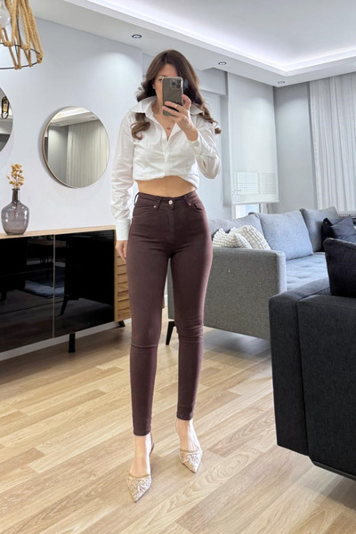 Banu Angay جينز سكيني يبرز انحناءات الجسم بخصر مرتفع باللون البني