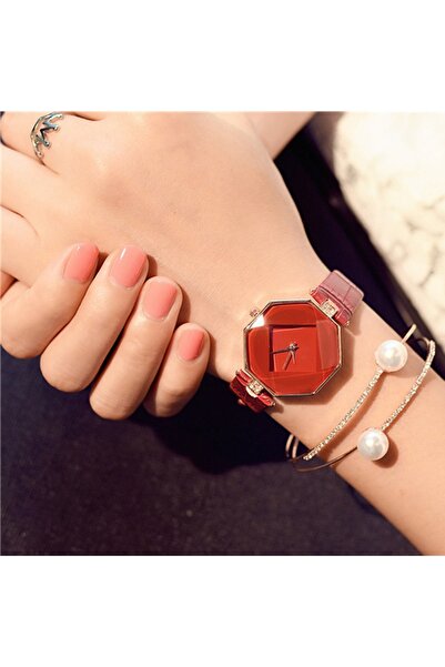GENERAL A women's watch with a Leather strap and a distinctive, eye-catching ...