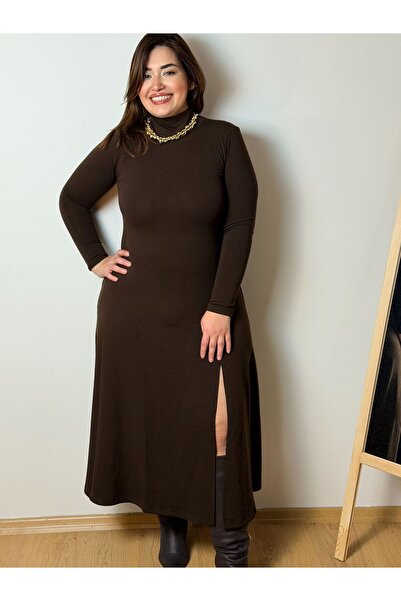 Store Büyükbeden Triko Boğazlı Kahverengi Yandan Yırtmaçlı Elbise