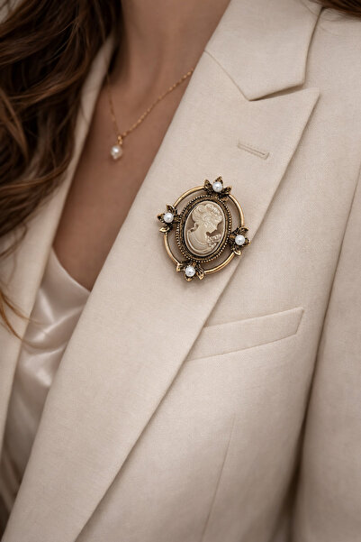 HER ŞEY NOTA www.herseynota.com Vintage Cameo Kadın Figürlü Metal Broş – İnci...
