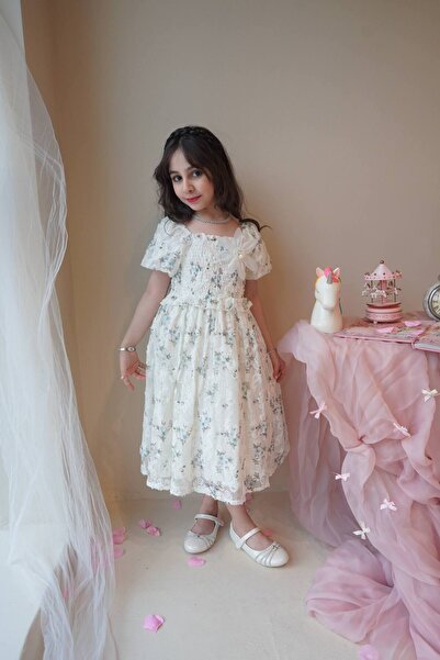 Banuta Girls' dress with an open neckline