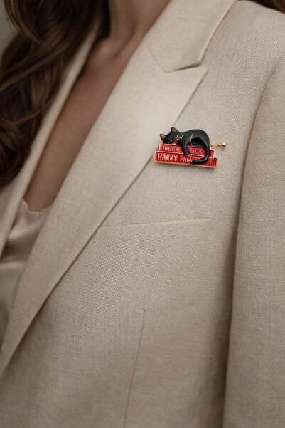 HER ŞEY NOTA www.herseynota.com Kitap Üzerinde Uyuyan Siyah Kedi Figürlü Meta...