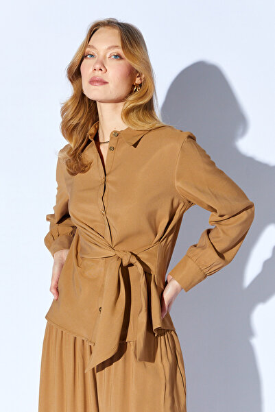 Manche Πουκάμισο σε χρώμα καμηλό με λεπτομέρεια δεσίματος στη μέση |   MKS161...