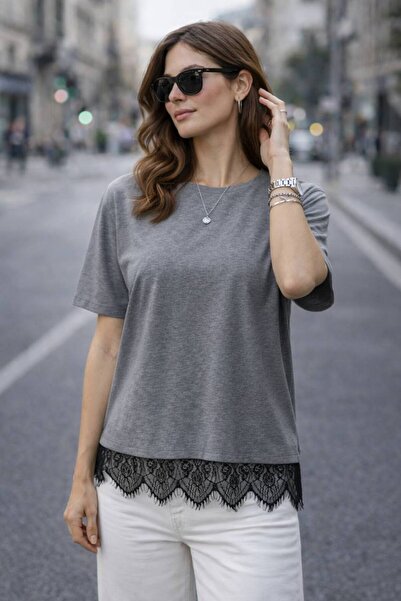 CLB COLLECTION تي شيرت نسائي أساسي باللون الأخضر دانتيل مع تفاصيل إضافية