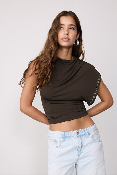 Stradivarius Asimetrik kolsuz zımbalı bluz