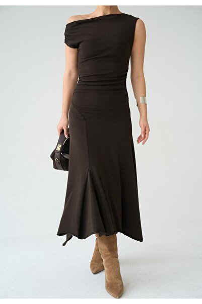 Serpirella Butik فستان بياقة غير متماثلة مرن مع ثنيات