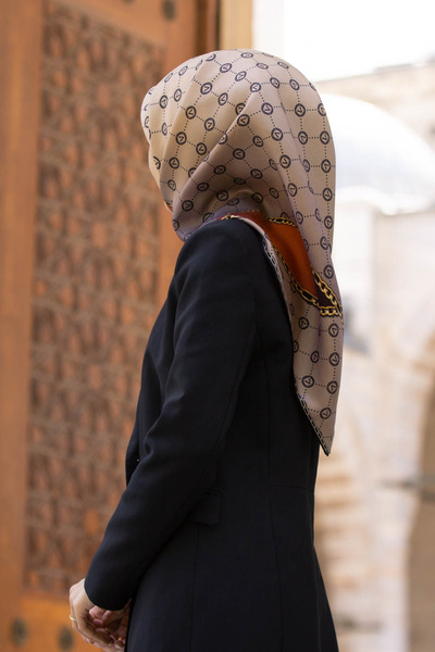 Vissona % 57 İPEK % 43 VİSKON Twill İpek Zincirli Ve Monogram Desenli Bej - T...