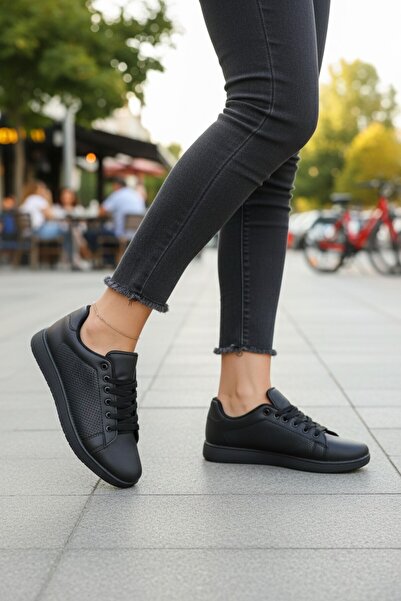 enoch حذاء رياضي نسائي بجزء علوي مثقوب دقيقًا وتفاصيل كعب متباينة