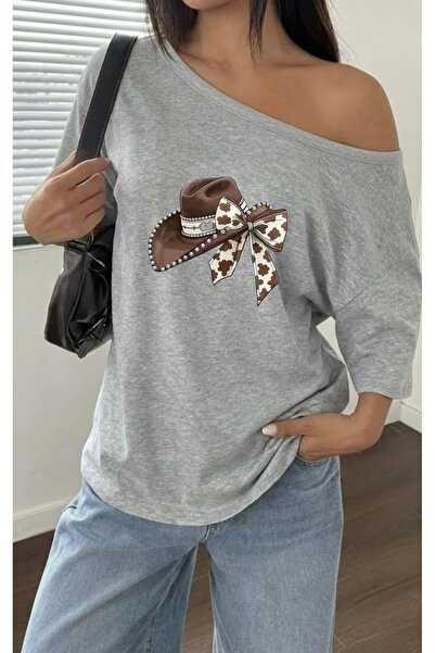 FUFLUNS تي شيرت نسائي ذو ياقة كاياك مطبوع عليه شريط على شكل قبعة كبيرة الحجم