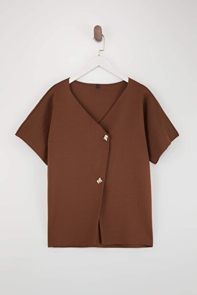 Trendyol Curve Smeđa pletena bluza sa asimetričnim zatvaranjem i dugmićima TB...