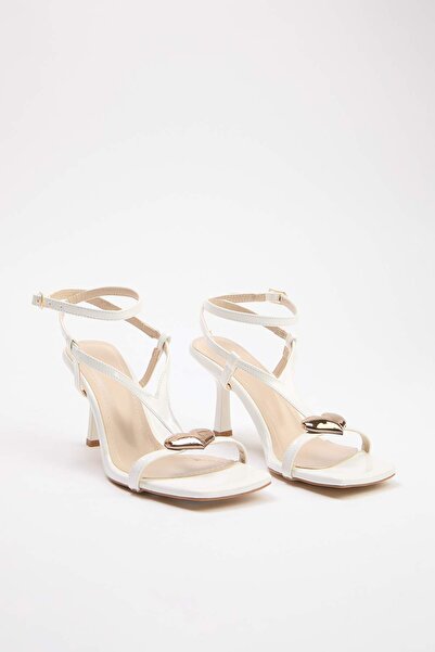 TRENDYOL SHOES Off-White Gold Herz-Accessoire-Detail Lackleder Damen-Sandalen...
