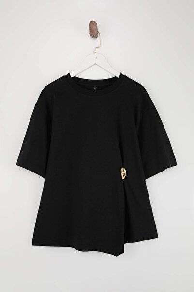 Trendyol Curve Μαύρη Πλεκτή Μπλούζα Μεγάλου Μεγέθους με Λεπτομέρεια Αξεσουάρ ...