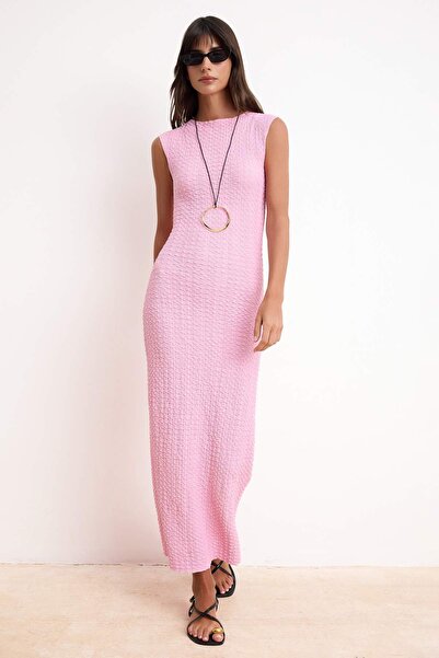 Trendyol Collection Ružičasta teksturirana tkanina, pripijena haljina sa mese...