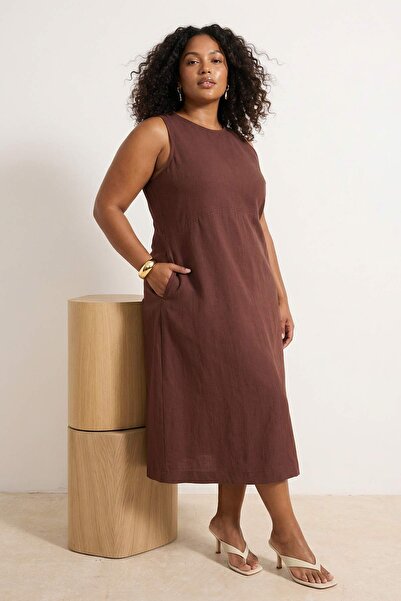 Trendyol Curve Brązowa sukienka midi z mieszanki lnu, w dużych rozmiarach TBB...
