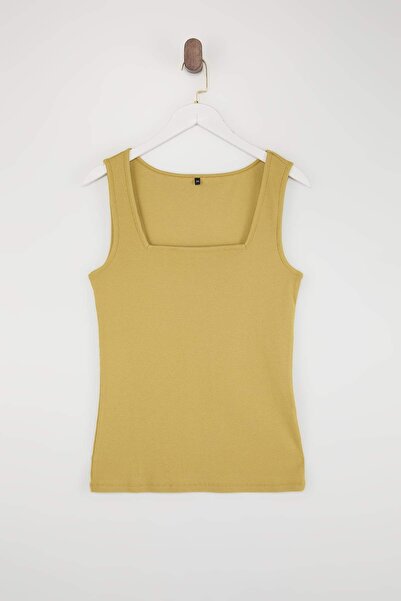 Trendyol Curve قميص داخلي من القطن المحبوك ذو ياقة مربعة ومقاس كبير باللون ال...