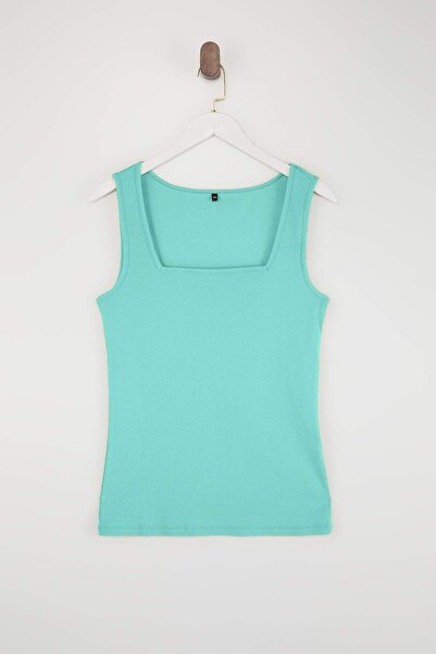 Trendyol Curve قميص داخلي من القطن المحبوك ذو ياقة مربعة ومضلعة باللون الفيرو...