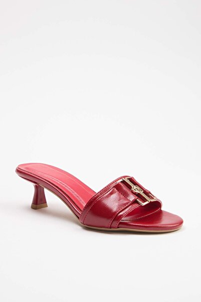 TRENDYOL SHOES Rote Damen-Hausschuhe mit Absatz und Accessoire-Detail TAKSS26...