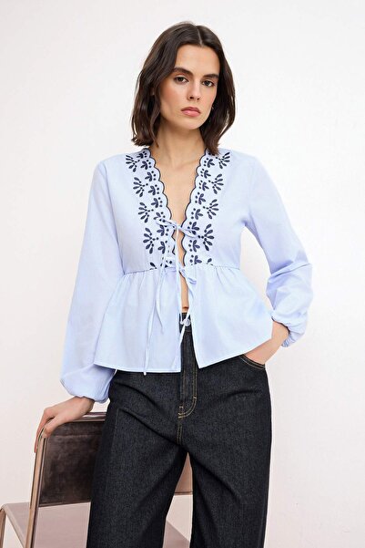 Trendyol Collection Μπλε Ριγέ Κεντημένο Πουκάμισο με Τμήματα TWOSS26GO00098