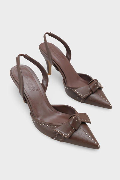 Capone Outfitters حذاء نسائي من Gisela بكعب متوسط ​​مزين بفيونكة معدنية ومفتو...