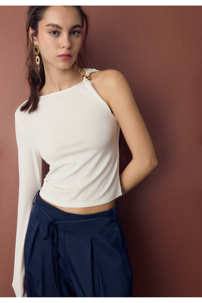 Stradivarius تيشيرت غير متماثل بإبزيم معدني