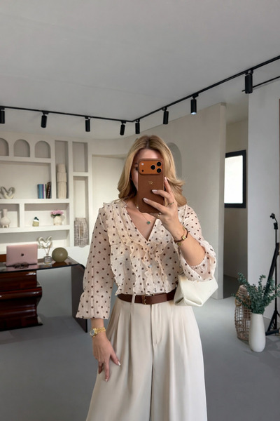 Sezgi Tekin Košulja sa volanima na ovratniku Tačkasti dezen paket krem šifon ...