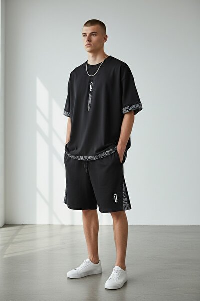 Altamira شورت تي شيرت أسود بطبعة عمودية للرجال مقاس كبير