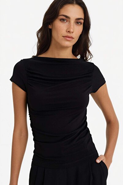 DeFacto Slim Fit Dar Kesim Kayık Yaka Omzu Açık Siyah Kısa Kollu Tişört F9567...