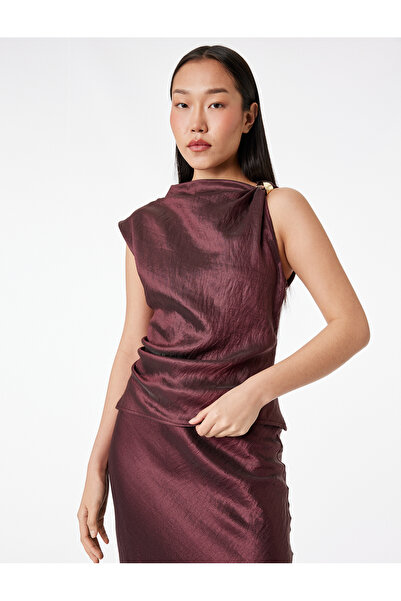 Koton Metal Aksesuarlı Yuvarlak Kayık Yaka Kolsuz Dokulu Saten Bluz