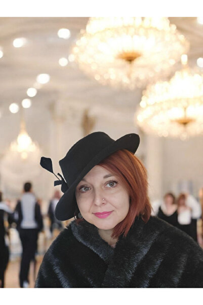 Miss Hat Pălărie Neagră Asimetrică din Fetru de Lână cu Pană Elegantă