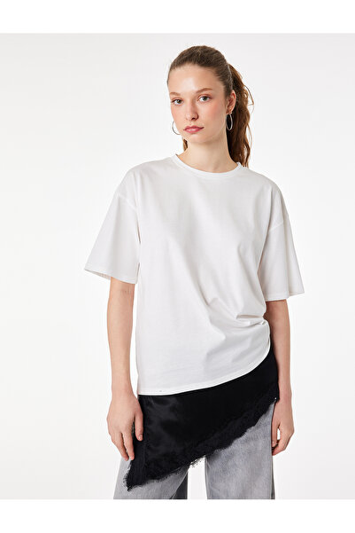 Koton Άνετο μπλουζάκι με κοντό μανίκι και λεπτομέρεια από πέτρα στο πίσω μέρο...