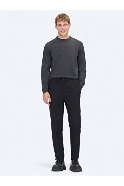 Kip Pantaloni casual negri cu țesătură simplă Jogging Fit