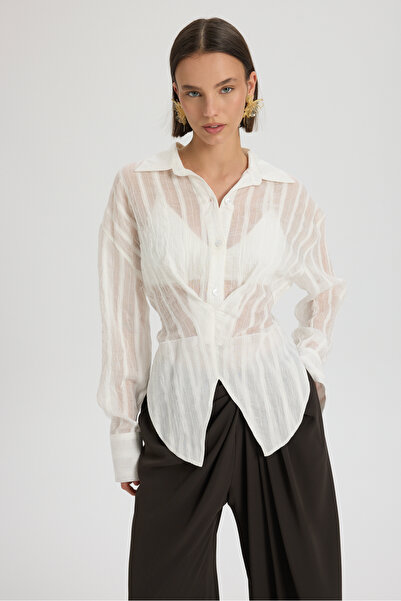 MAI STUDIOS CO. قميص فيسبير بقصة مثلثية وربطة عنق بلون إكرو