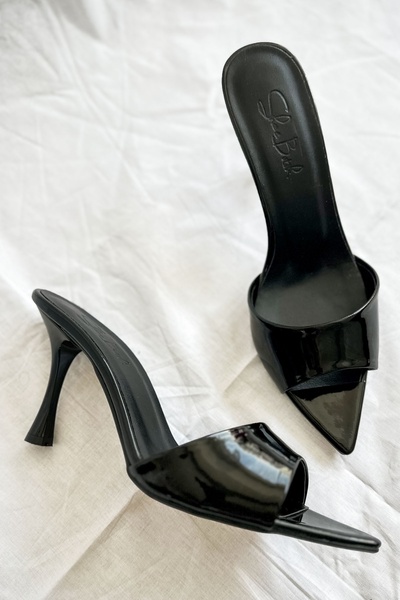 Shoebutik Черни дамски чехли на ток от лачена кожа Alora