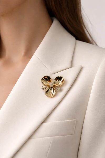 FA LORA TAKI Altın Kaplama Taş Detaylı Çiçek Figür Tasarım Broş