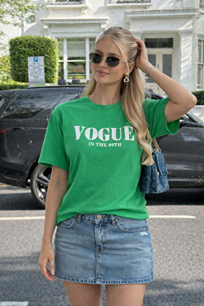 Sheesy VO GUE Viral Print Femei tricou