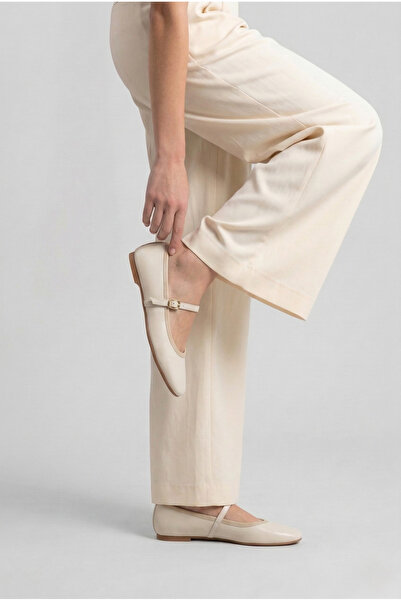 Lorenn حذاء باليه نسائي يومي من Bella Beige ذو مسامير ذهبية اللون ونعل مسطح ل...