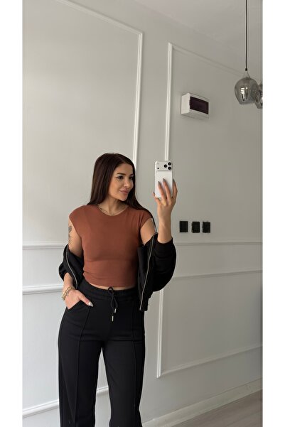 Daves بلوزة بنية اللون ذات ياقة دائرية وأكمام قصيرة