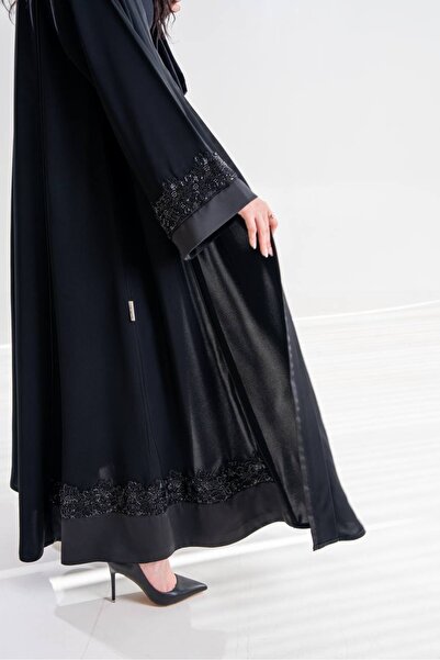 Al Afnan Boutique A luxurious abaya made of cobra Crepe fabric with a distinc...