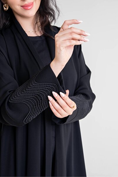 Al Afnan Boutique An elegant, soft abaya made of crepe fabric with a distinct...