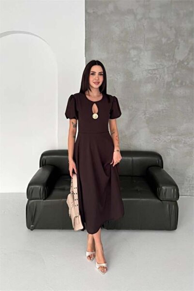 Dipmoda فستان نسائي بني بأكمام بالونية وتفاصيل بروش ذهبي متوسط الطول DPK4563