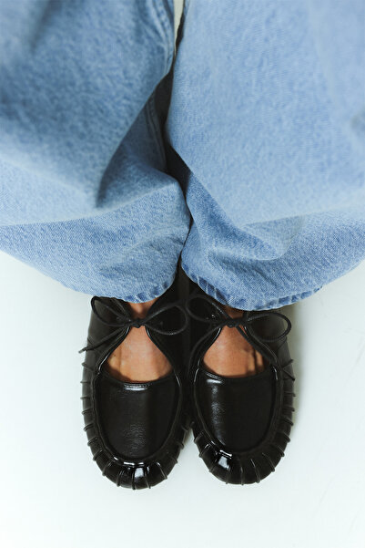 LUTVELIZADE Babet 2532 - Bağcıklı Büzgü Detaylı Siyah Kadın Babet