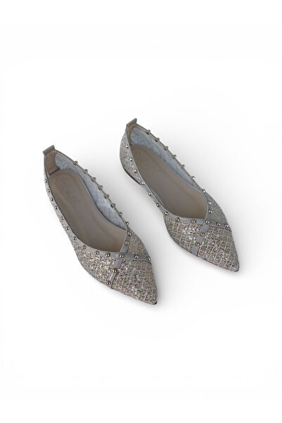 Subaşı ten rengi gold detaylı aksesuarlı pullu kadın babet ayakkabı